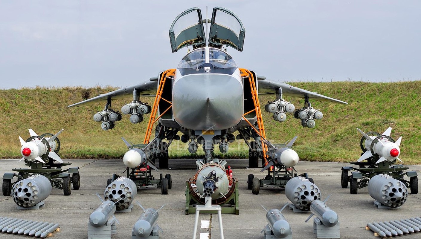 ‘Kiem si’ Su-24M Nga thuong xuyen bay cat mat chien ham phuong Tay-Hinh-12