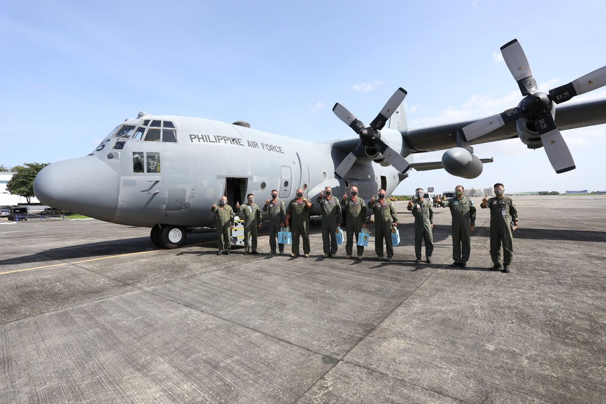 Tai nan C-130 o Philippines: Nhieu nguoi nhay ra truoc khi may bay roi-Hinh-11