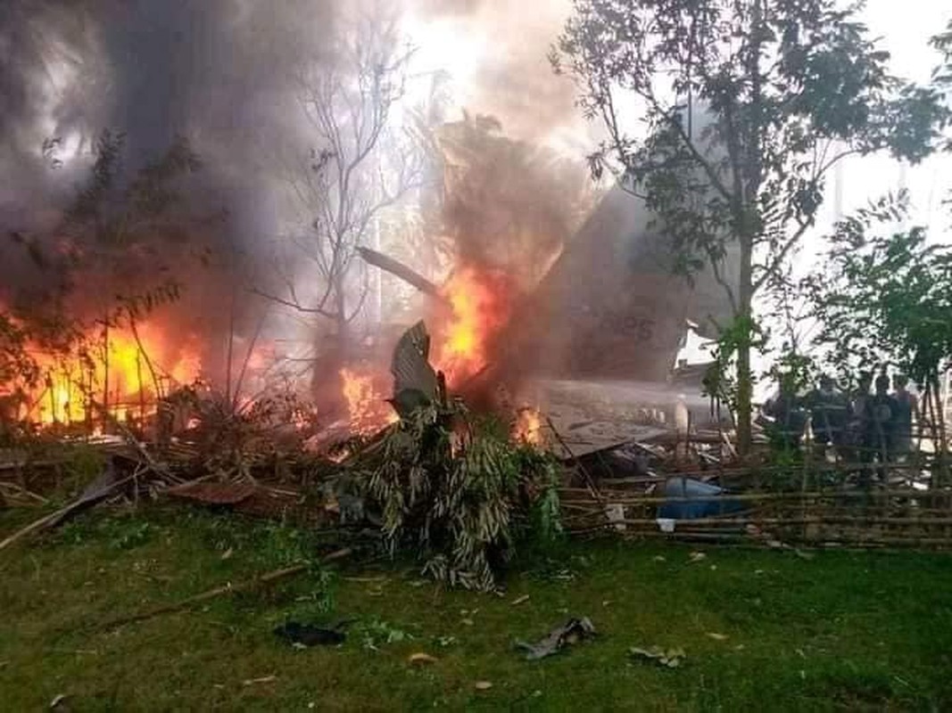 Tai nan C-130 o Philippines: Nhieu nguoi nhay ra truoc khi may bay roi-Hinh-6