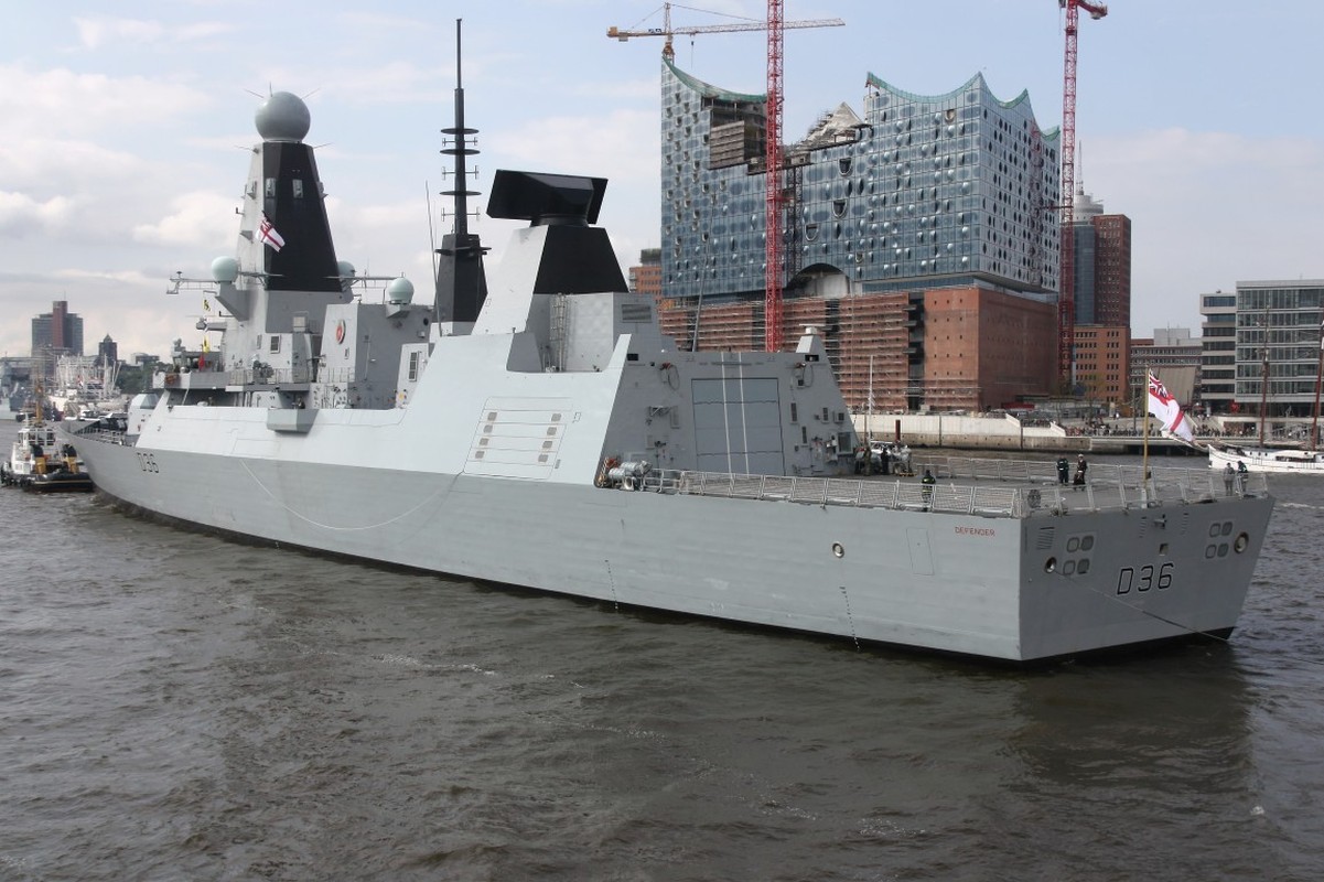 HMS Defender tiep tuc 