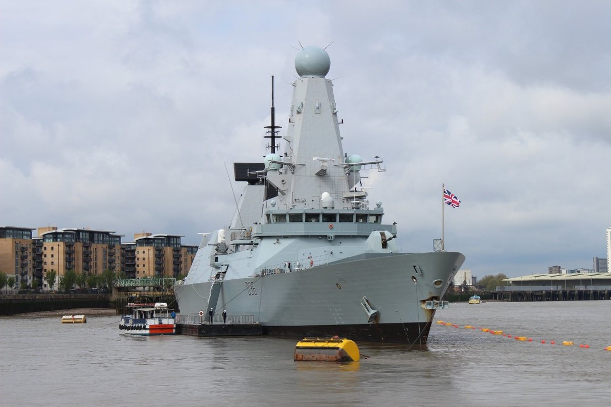 HMS Defender tiep tuc 