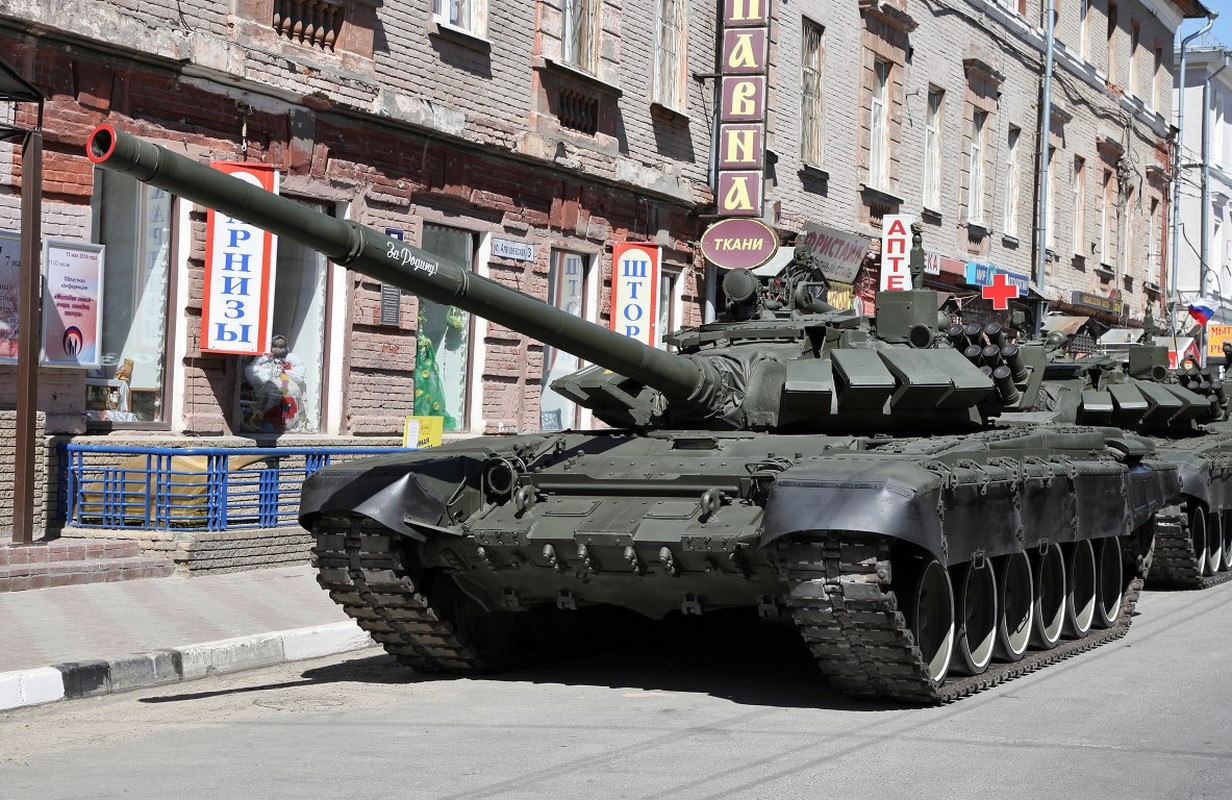 Lo lang truoc NATO, Nga tang cuong xe tang T-72B3 toi Crimea-Hinh-3