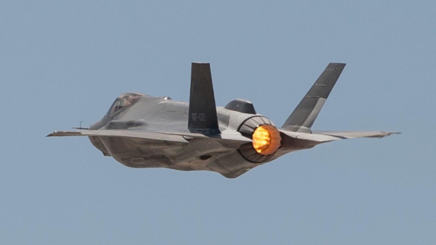 Co mot phien ban F-35 ha canh bang du ham nhu may bay Nga