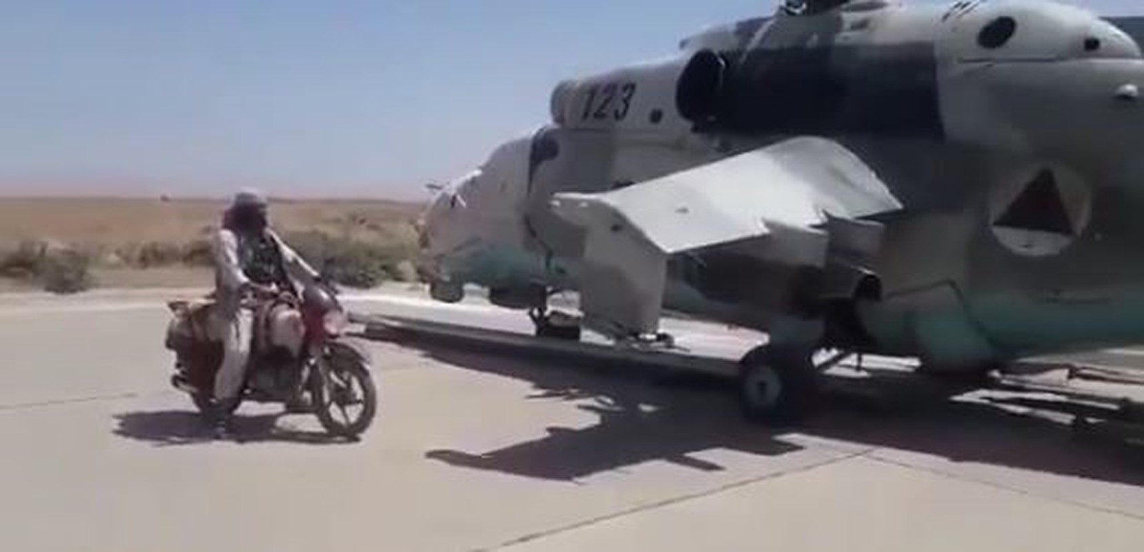 Taliban tom song mot truc thang vu trang Mi-35 moi nguyen!-Hinh-2