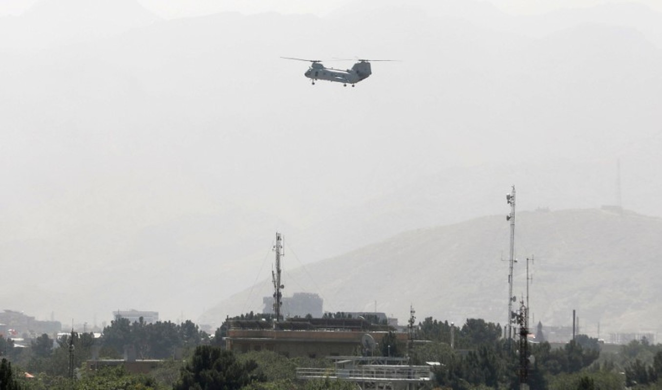My pha huy 7 truc thang CH-46E sau khi chung buoc phai bo lai Kabul-Hinh-11