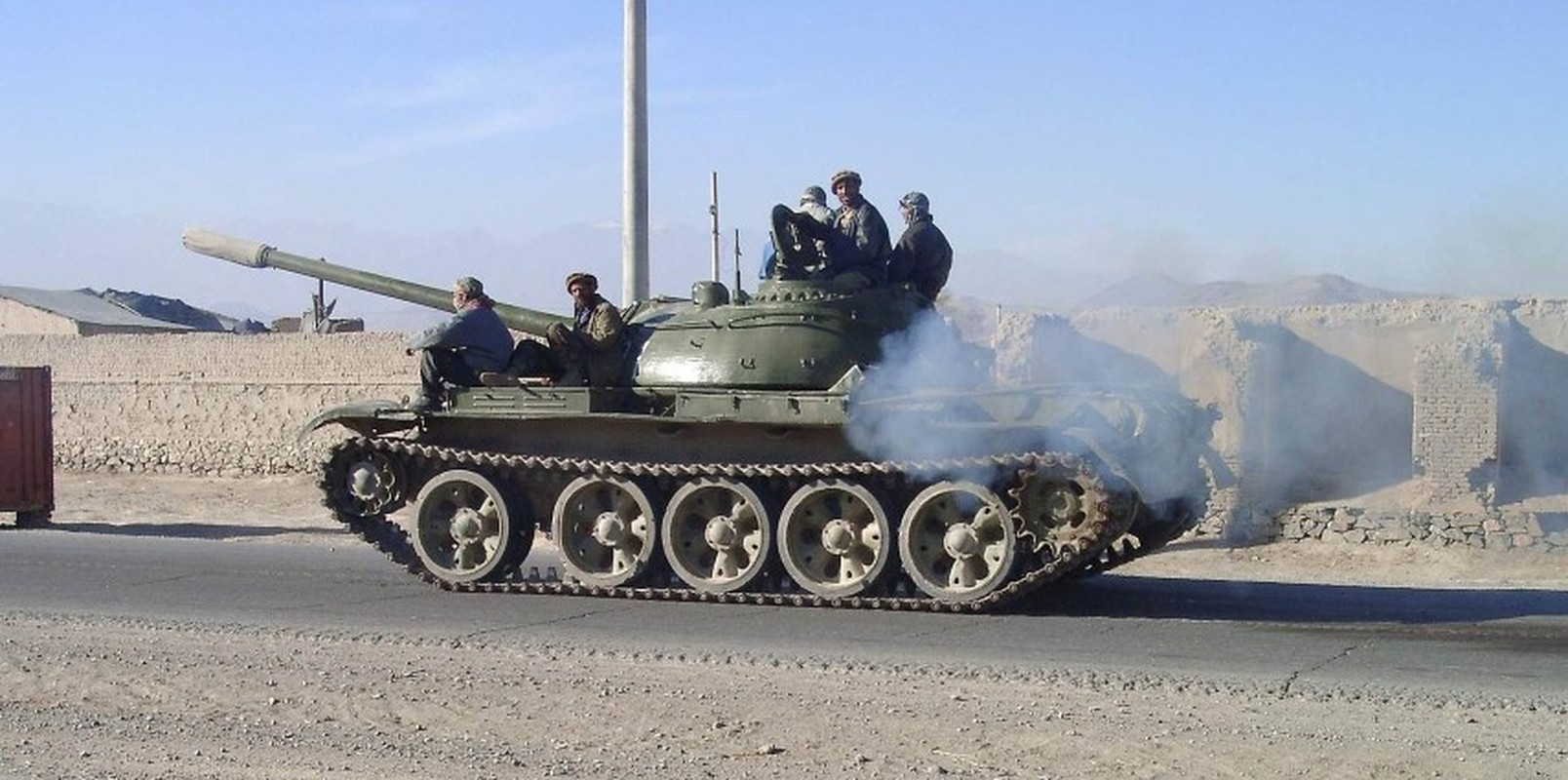 Nong: Xe tang T-62 Afghanistan bat ngo tan cong, Taliban thiet hai nang-Hinh-12