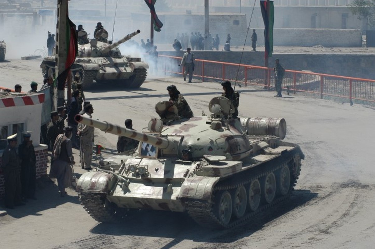 Nong: Xe tang T-62 Afghanistan bat ngo tan cong, Taliban thiet hai nang-Hinh-2