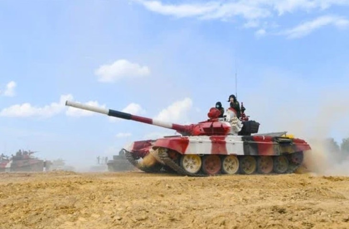 Tank Biathlon: Xe tang Viet Nam ve nhi, bia chua hien da ban trung
