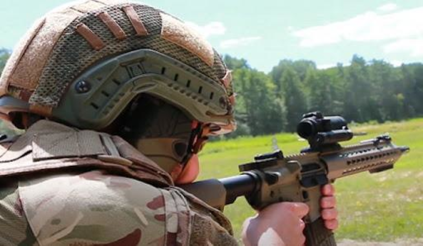 Ve binh Quoc gia Ukraine thay the sung AK bang sung AR-15 My-Hinh-10