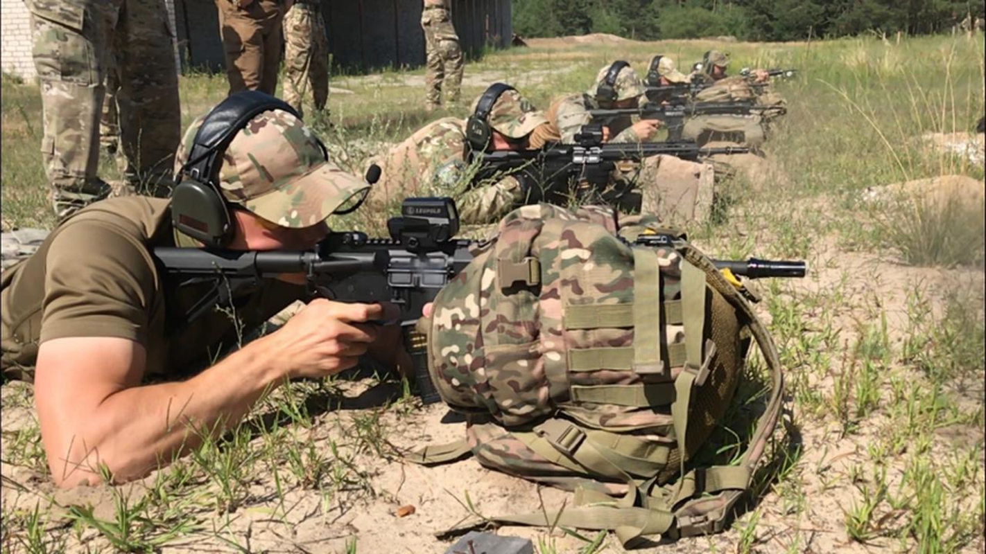 Ve binh Quoc gia Ukraine thay the sung AK bang sung AR-15 My-Hinh-19