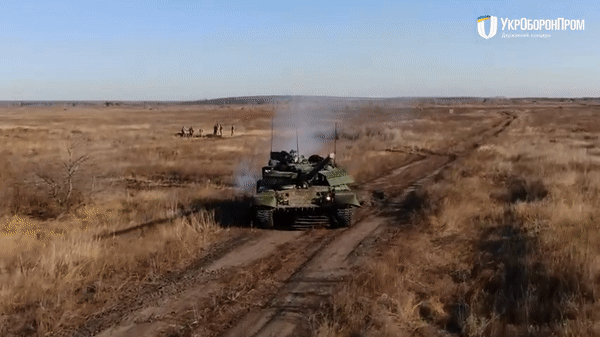 Xe tang chi huy T-64BVK nang cap sau cua Ukraine vuot troi T-90K Nga?-Hinh-2