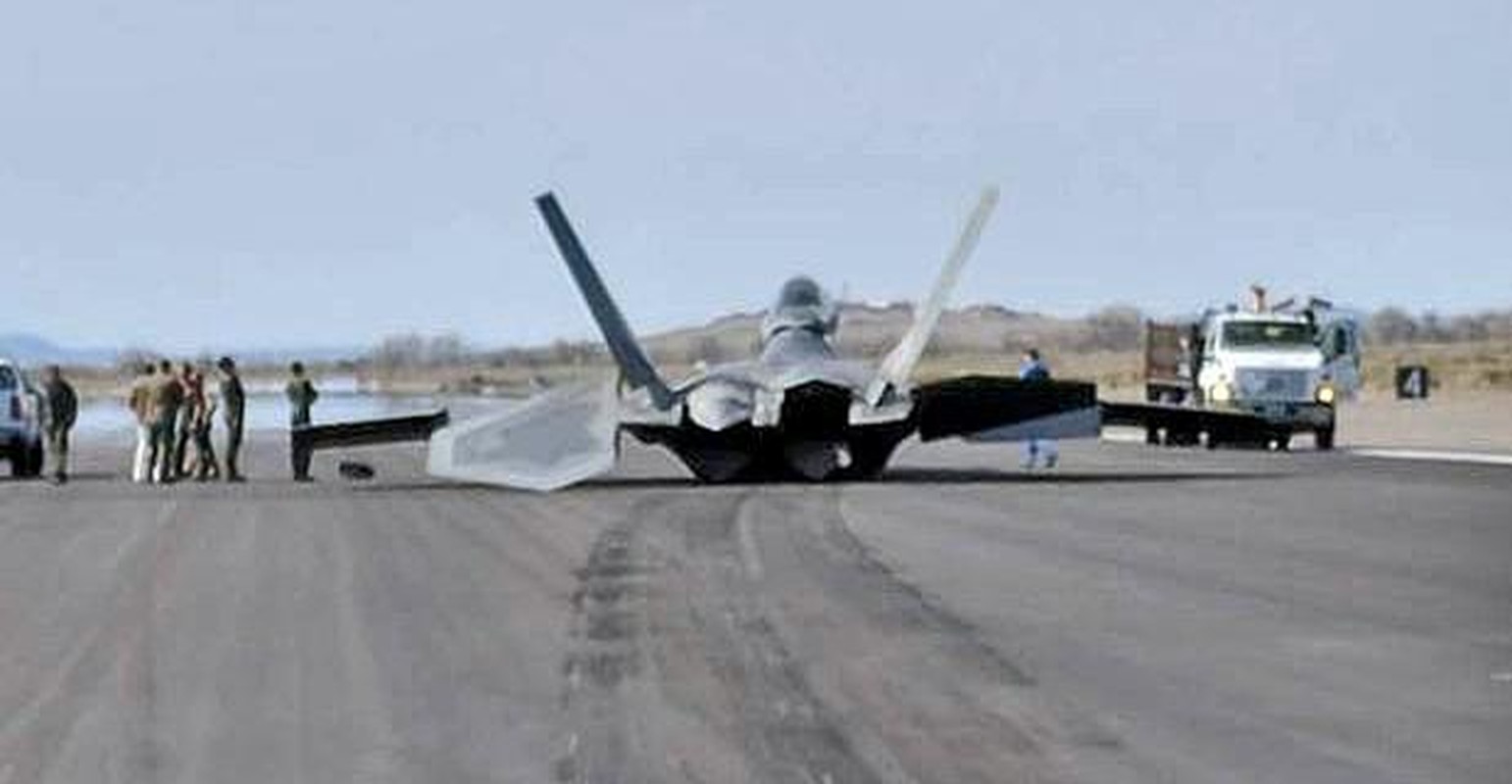 My mat 4 nam moi sua xong tiem kich F-22 Raptor mai bung xuong duong bang