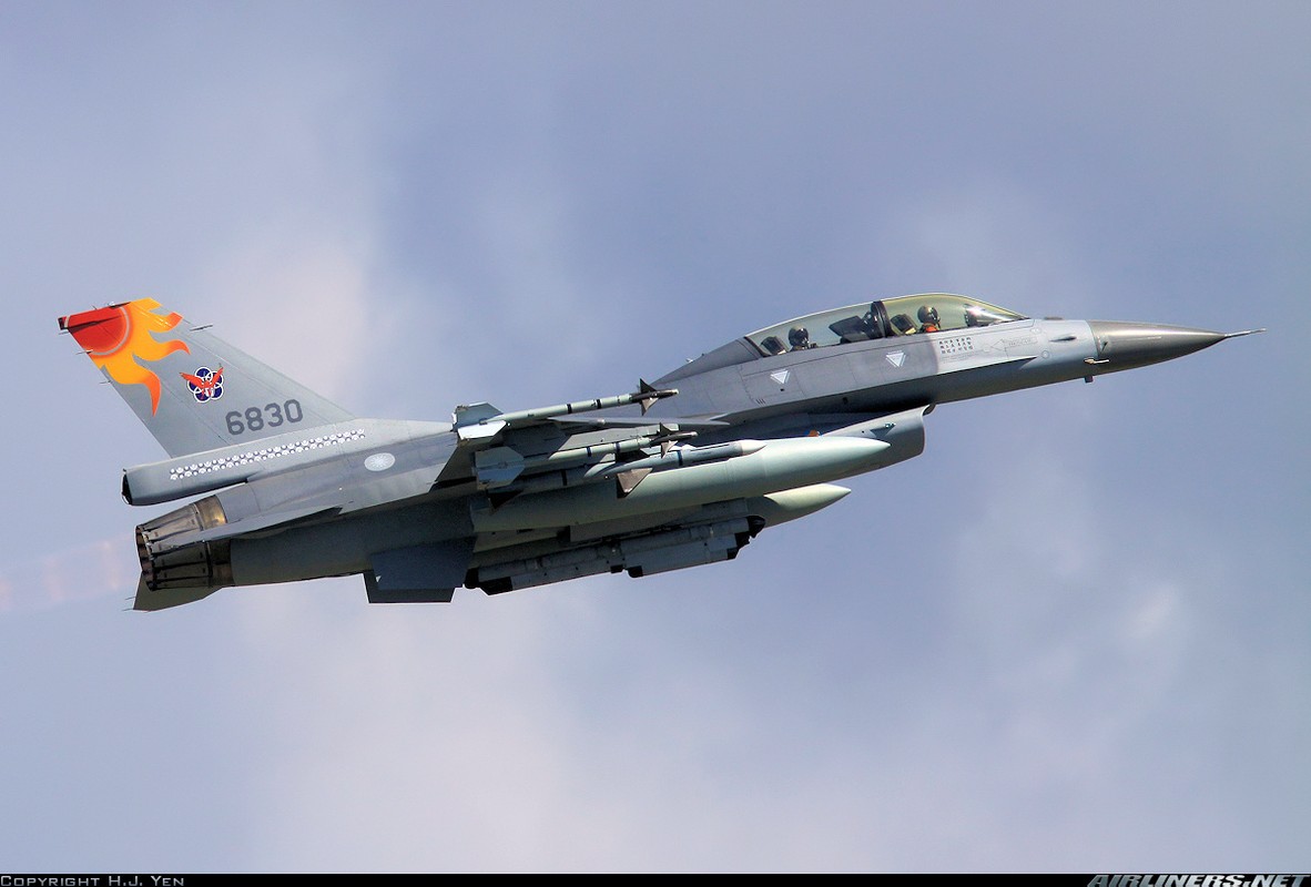 Nong: Tiem kich F-16 cua dao Dai Loan mat tich, nghi da roi-Hinh-10