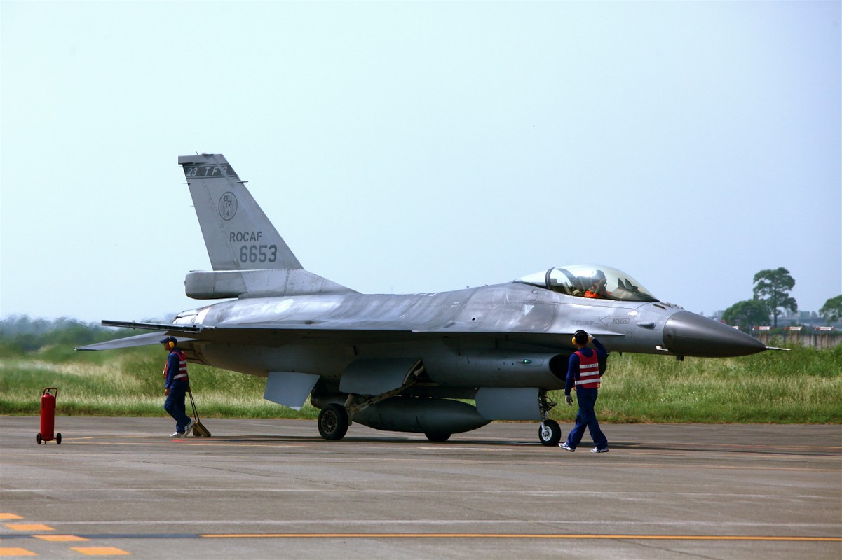 Nong: Tiem kich F-16 cua dao Dai Loan mat tich, nghi da roi-Hinh-6