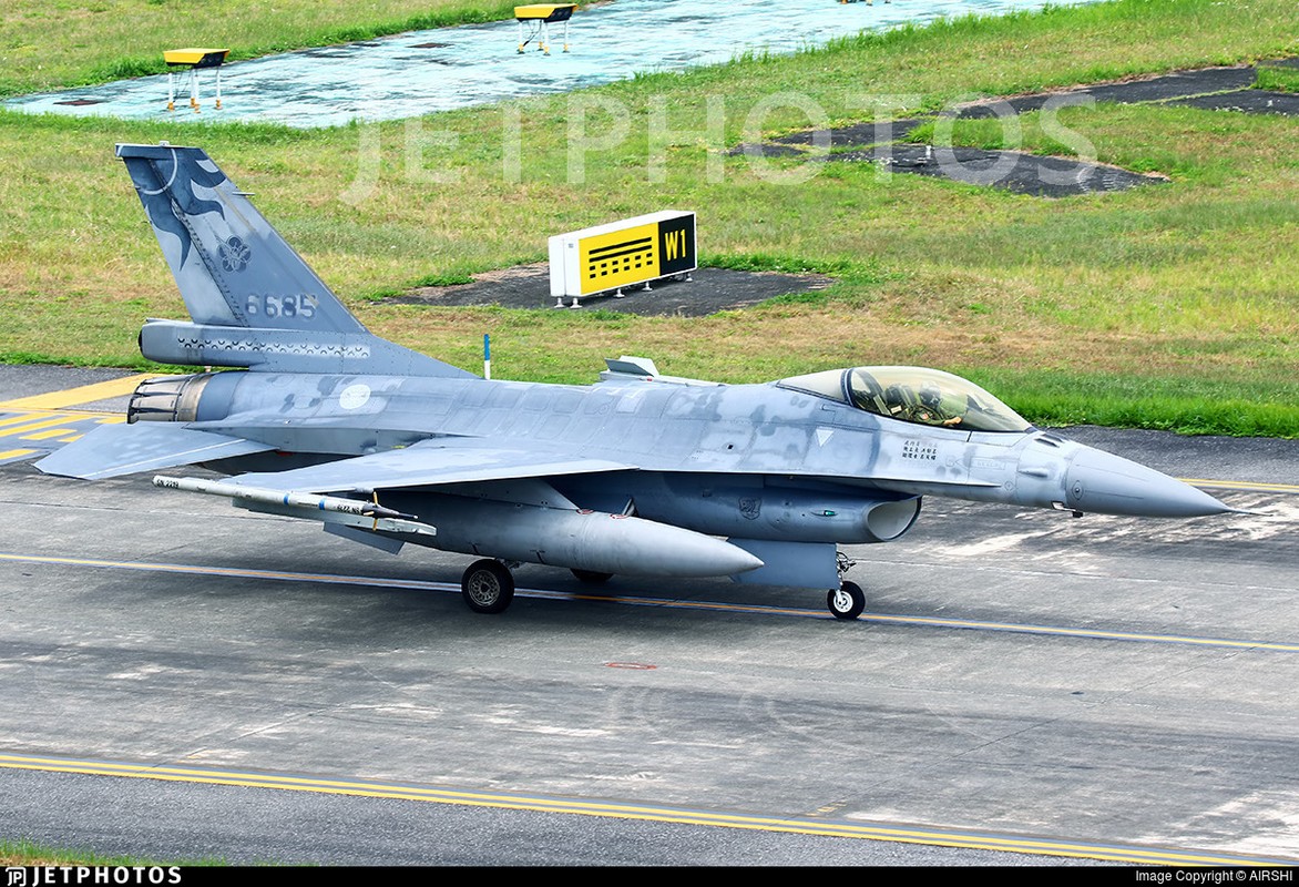 Nong: Tiem kich F-16 cua dao Dai Loan mat tich, nghi da roi-Hinh-9