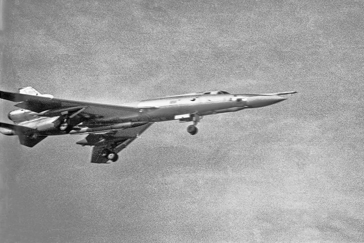 Tu-22: May bay nem bom chien luoc cuc di, khac hoan toan Tu-22M-Hinh-12
