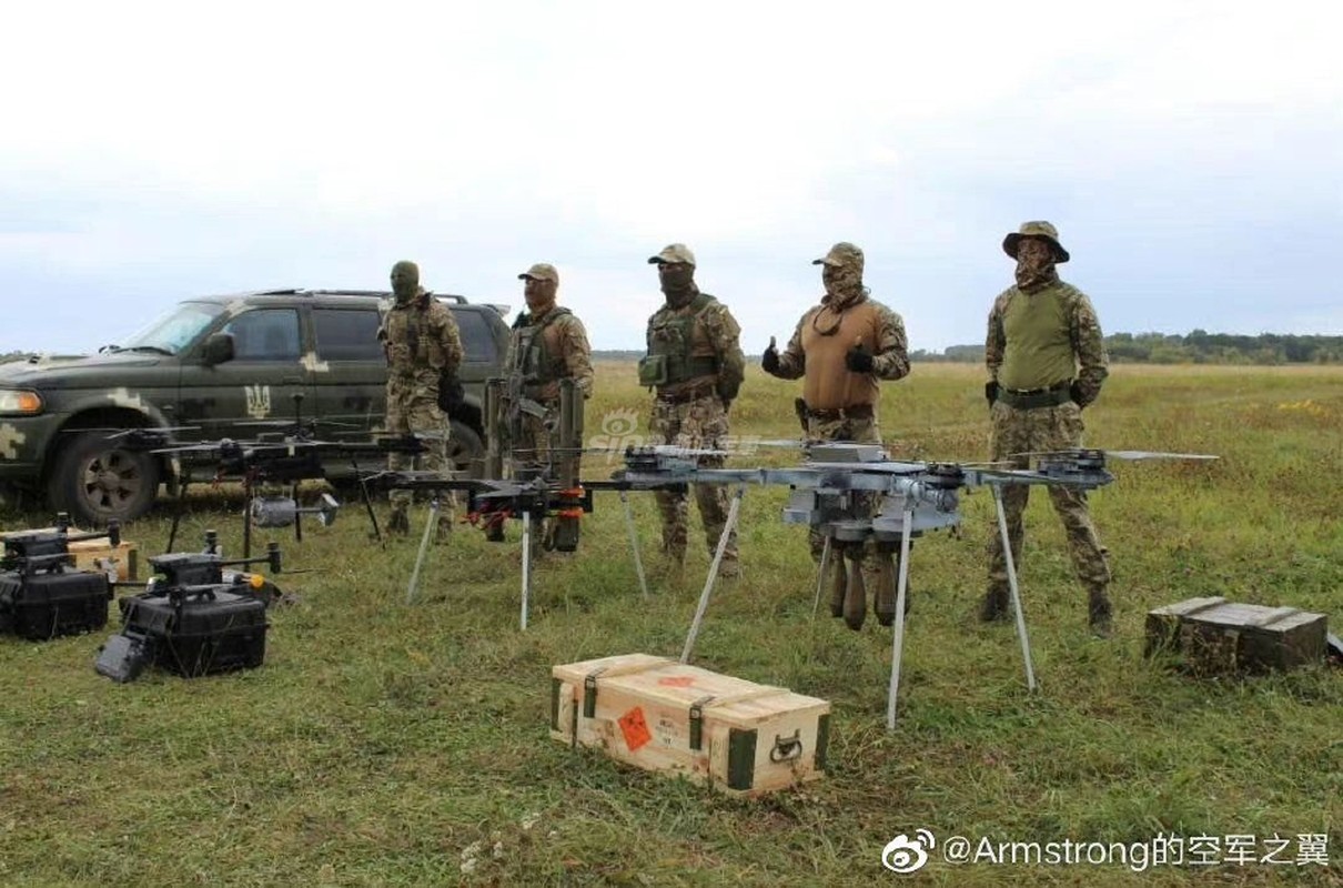Ukraine khoe dan UAV tu che mang duoc dan coi, sung chong tang-Hinh-3