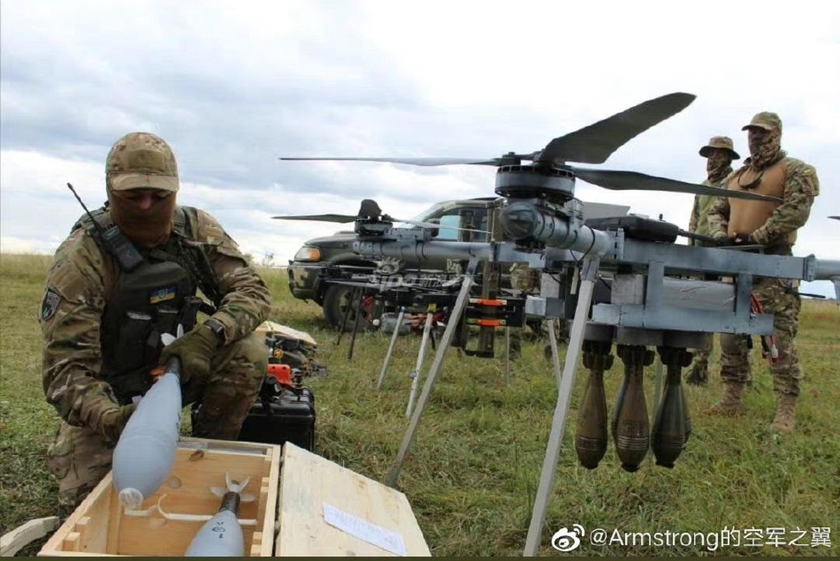 Ukraine khoe dan UAV tu che mang duoc dan coi, sung chong tang