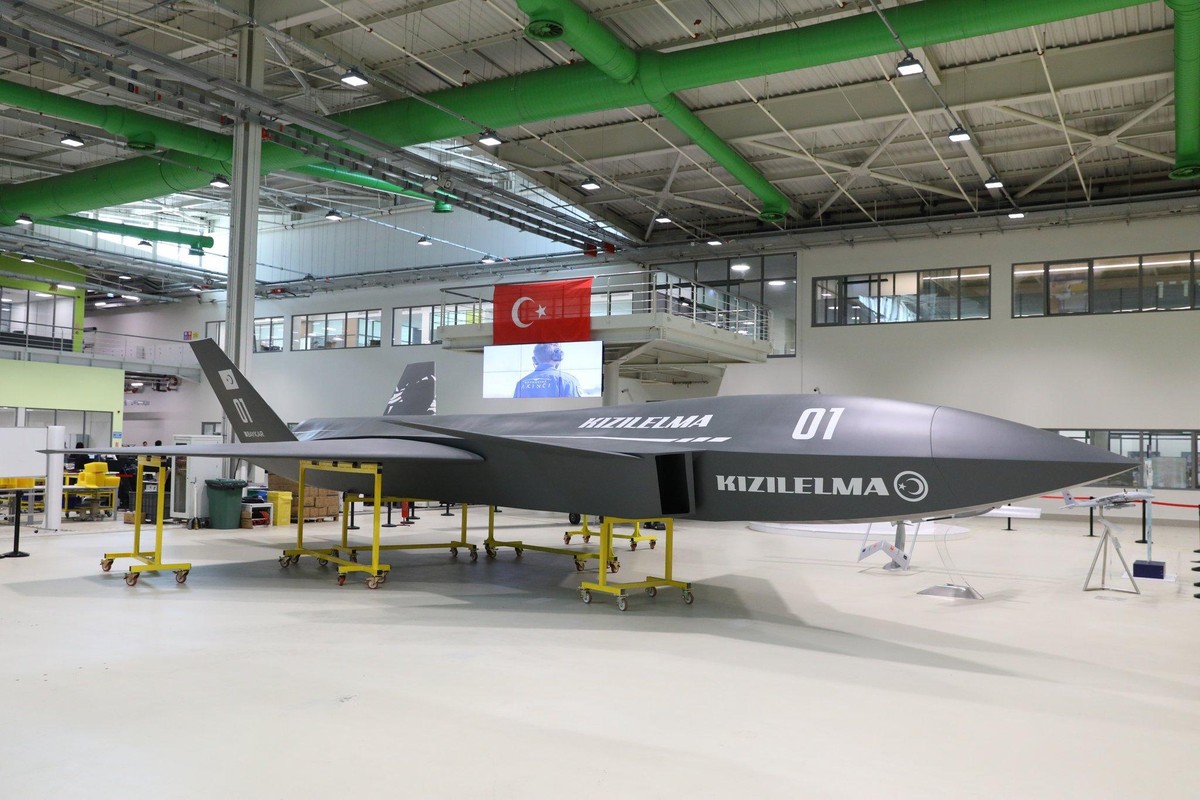 Tau san bay Tho Nhi Ky khong F-35B khi co UAV tang hinh Kızılelma-Hinh-10