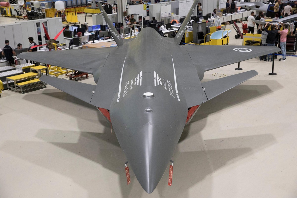 Tau san bay Tho Nhi Ky khong F-35B khi co UAV tang hinh Kızılelma-Hinh-8