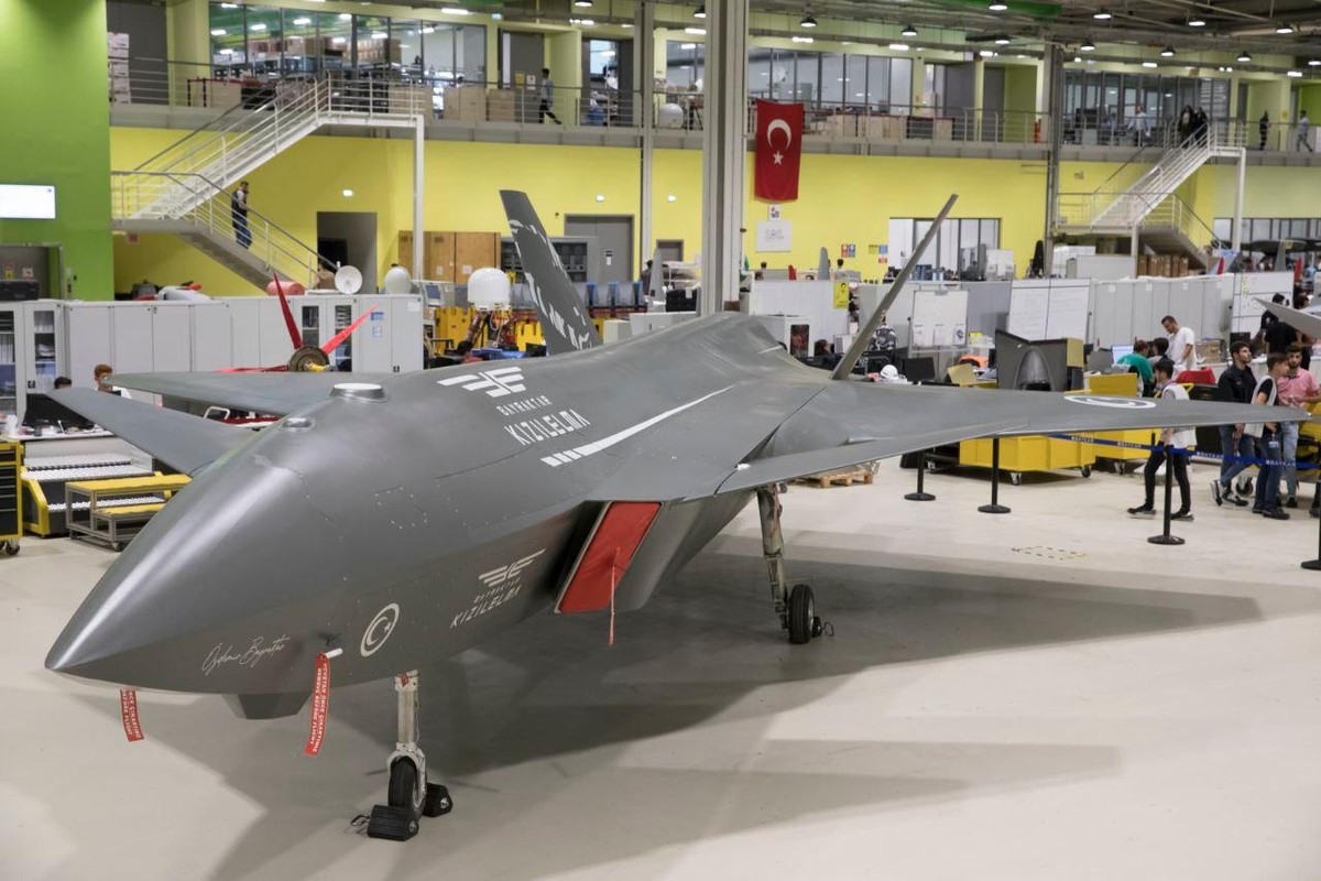 Tau san bay Tho Nhi Ky khong F-35B khi co UAV tang hinh Kızılelma-Hinh-9