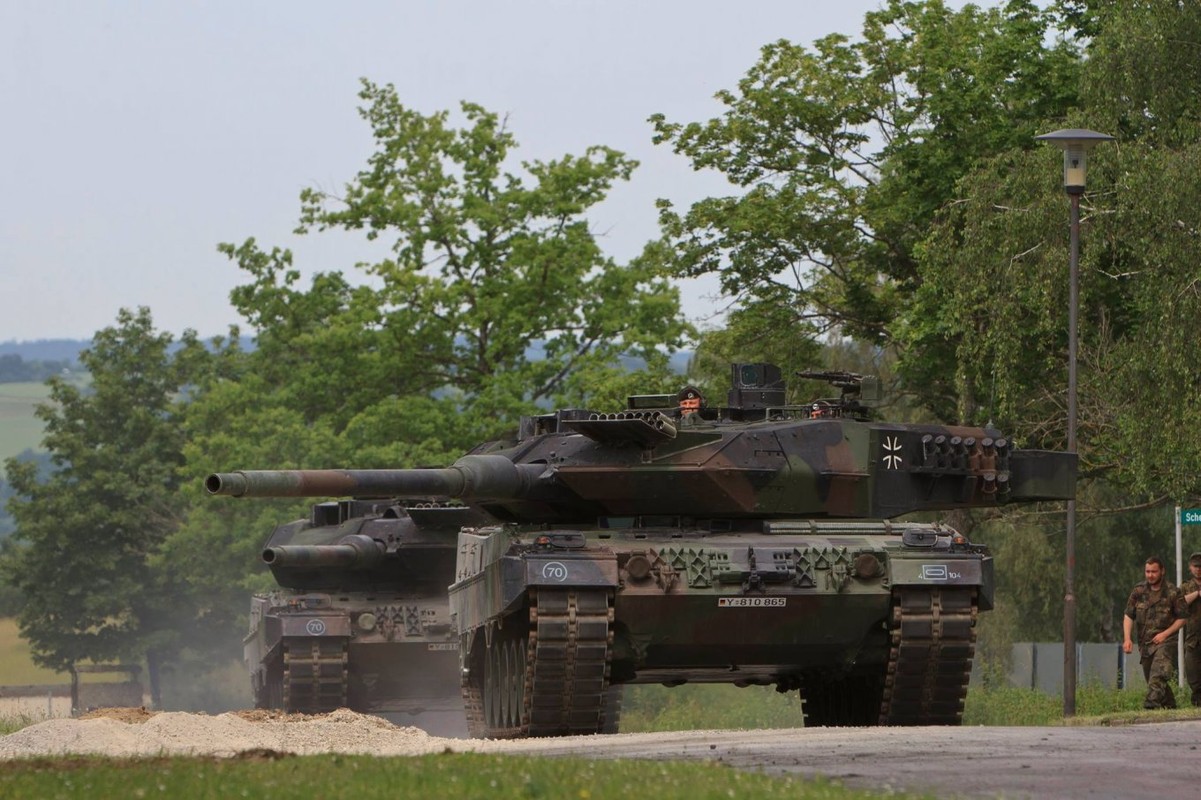 NATO co the vien tro 100 xe tang Leopard 2 cho Ukraine?-Hinh-4