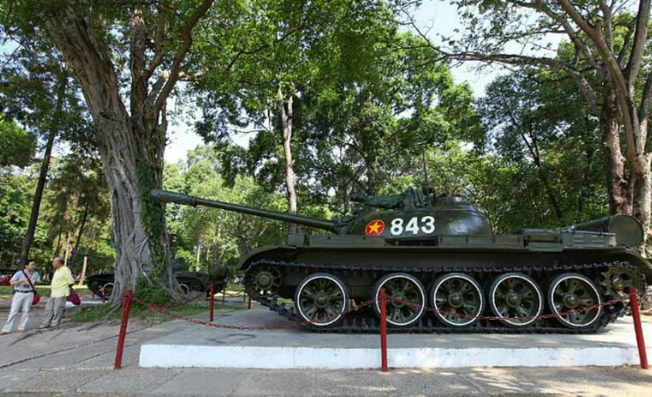 Hai chiec xe tang huc do cong Dinh Doc Lap ngay 30/4/1975-Hinh-6