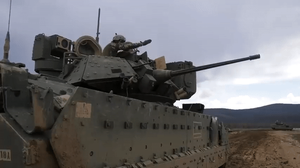 Xe chien dau bo binh M2 Bradley co the de dang ban ha ca xe tang-Hinh-20