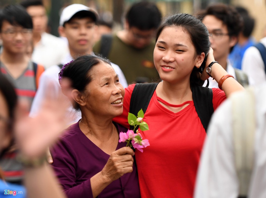 Ba ngoai don chau thi dai hoc bang doa hoa giay-Hinh-4