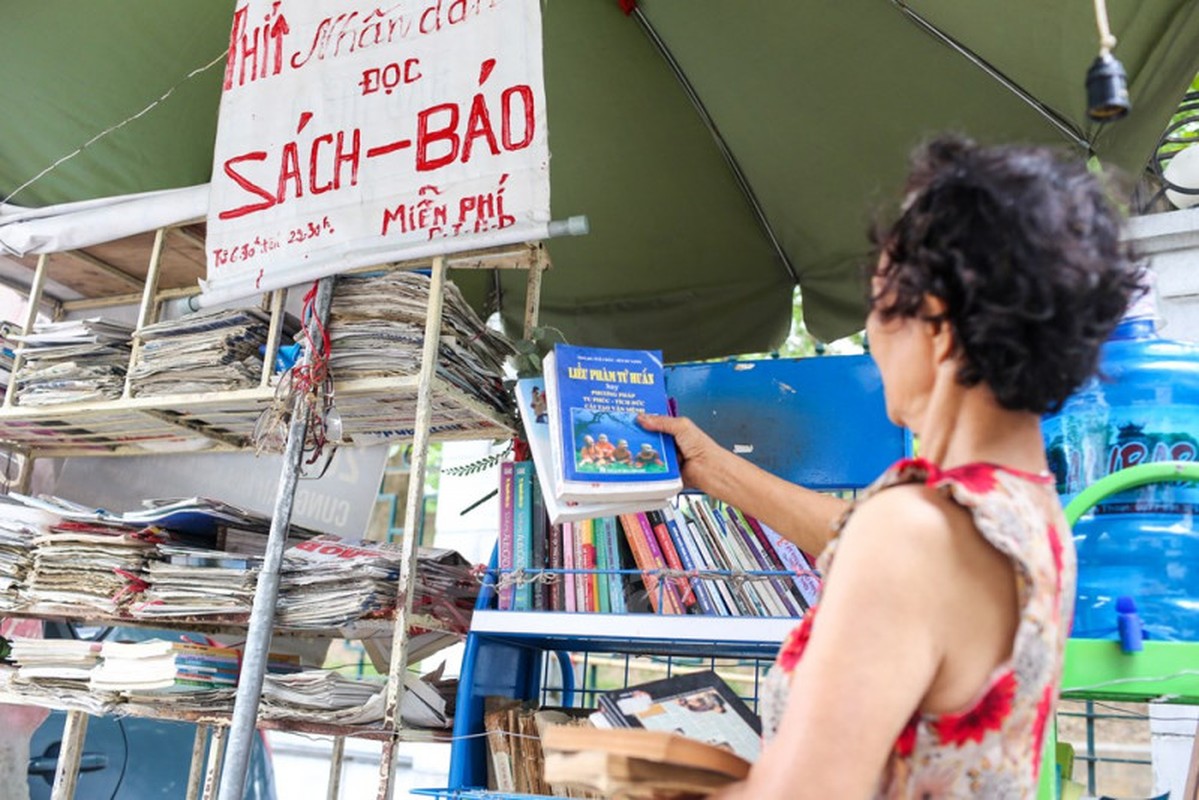 Quay sach bao mien phi cua cu ba Ha Noi-Hinh-5