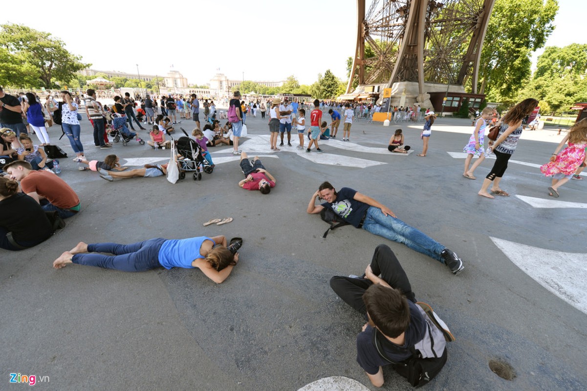 Nam lan duoi thap Eiffel, dua voi chim o nha tho Duc Ba Paris-Hinh-2