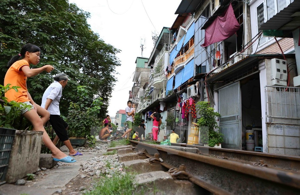 Cuoc song tai nhung vom cau tram nam tuoi tren pho Phung Hung-Hinh-7