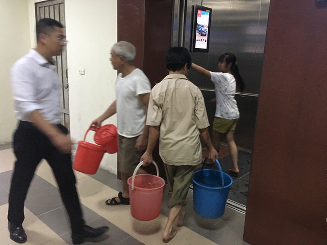 Nguoi dan Ha Noi &quot;quay vong&quot; nuoc rua de trang bat, giat quan ao