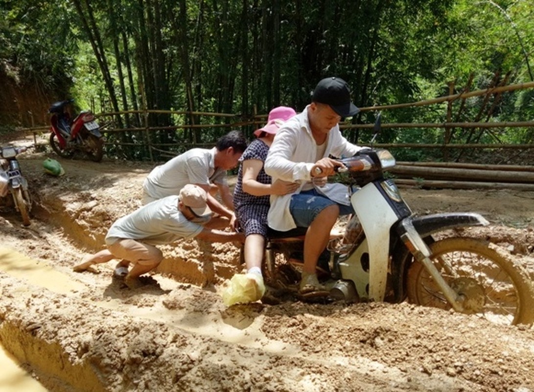 Trai nghiem duong den truong &quot;di bo nhanh hon xe may&quot; o Thanh Hoa