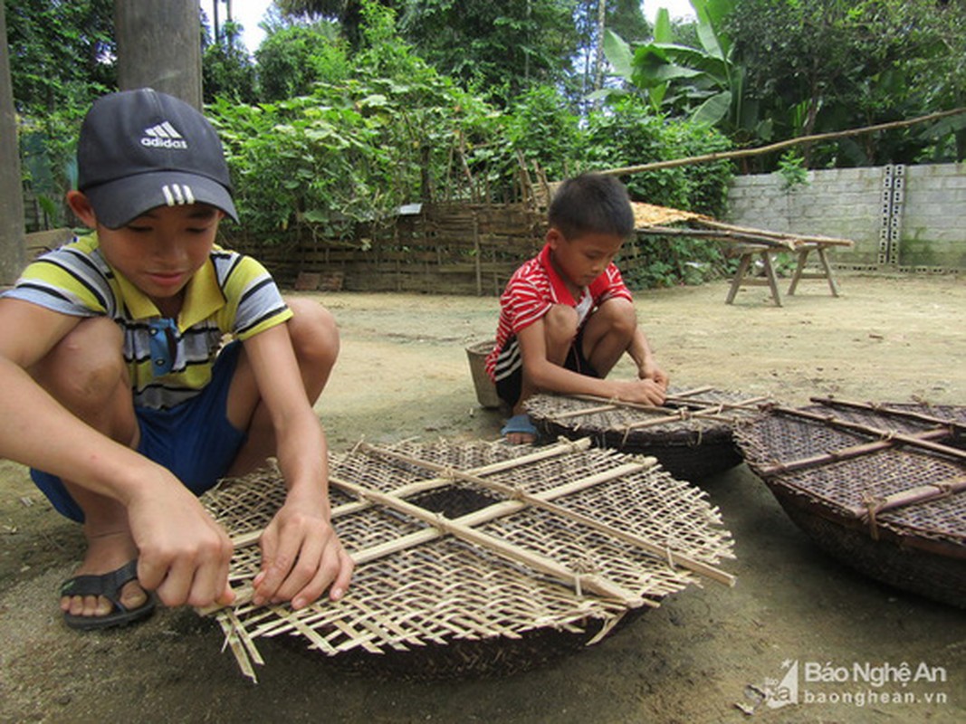 Chieu doc san ca suoi cua tre em vung cao Nghe An