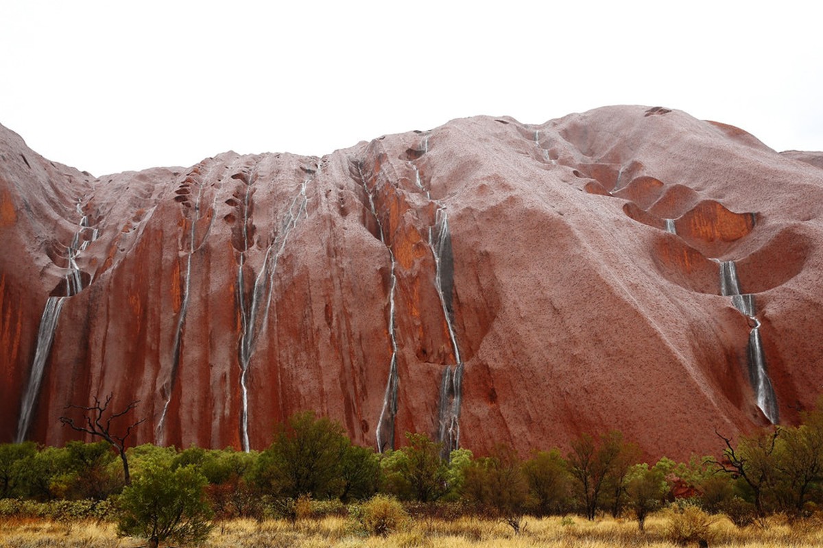 Australia sap cam du khach leo nui tai &quot;ky quan&quot; giua sa mac-Hinh-3