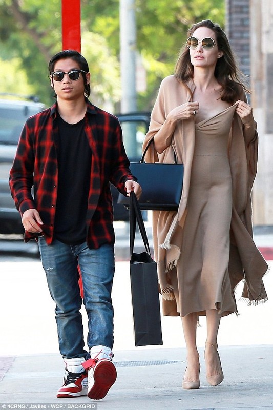 Angelina Jolie dao pho cung Pax Thien sau vu kien voi Brad Pitt-Hinh-2