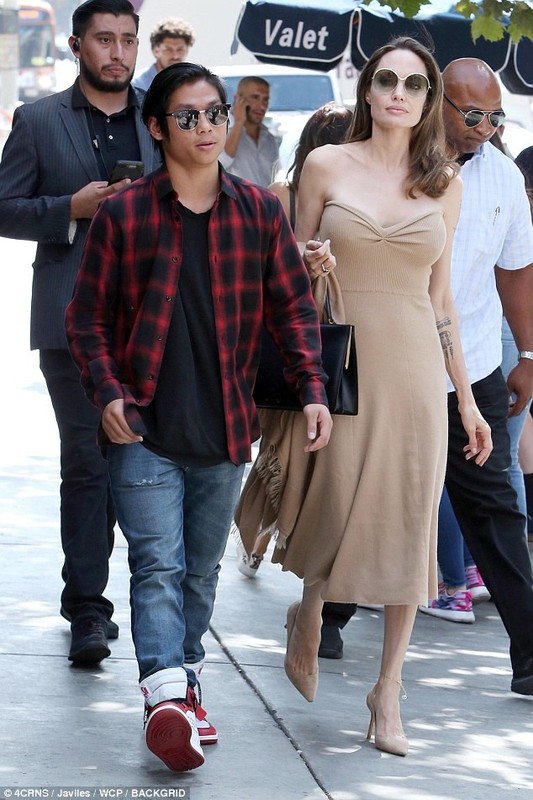 Angelina Jolie dao pho cung Pax Thien sau vu kien voi Brad Pitt-Hinh-5