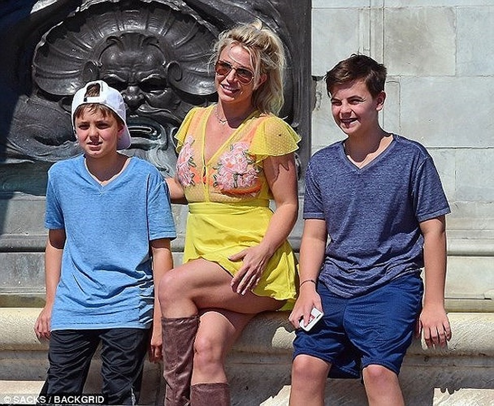 Britney Spears U40 lo ve gia nua kem sac khi di dao pho-Hinh-8