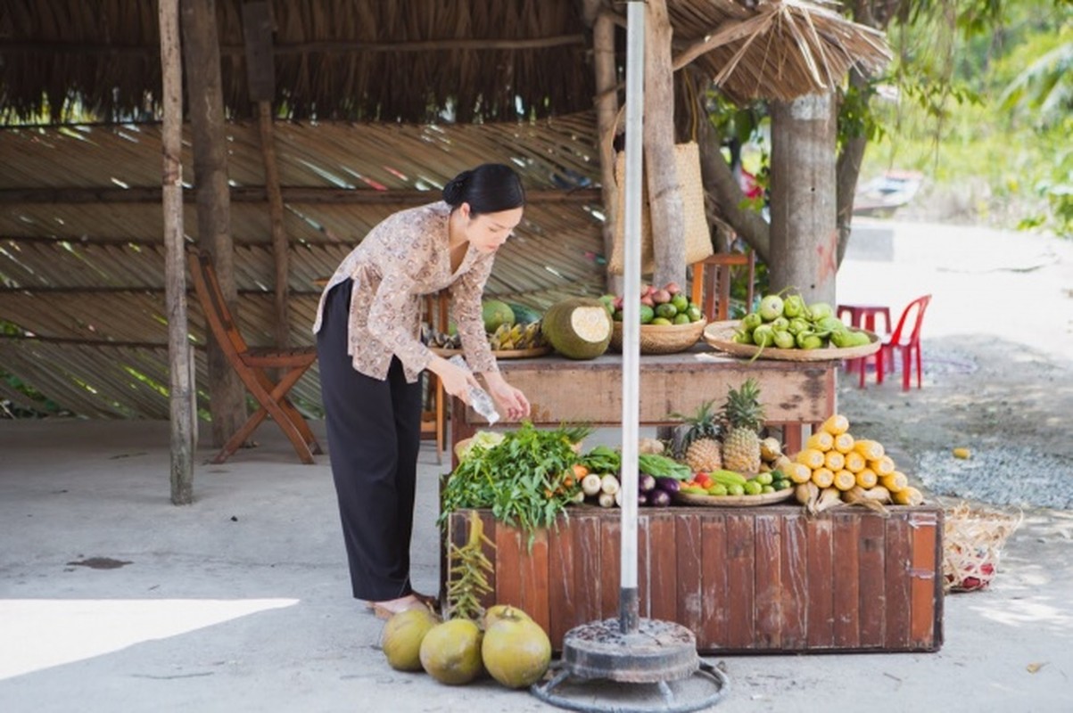 Duong Cam Lynh may 10 bo ao ba ba di ban nuoc mia, trai cay