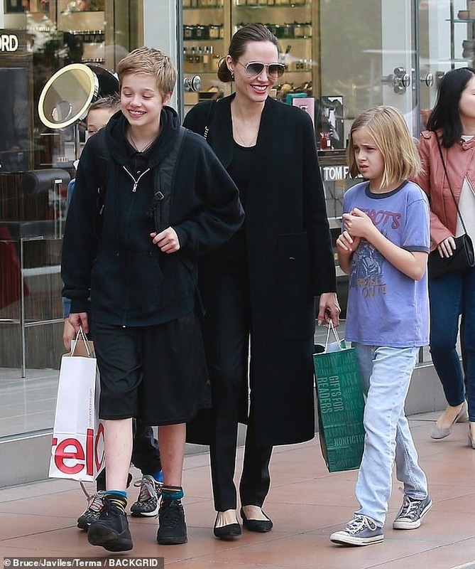 Angelina Jolie dan cac con di mua sam sau khi dat thoa thuan ly hon-Hinh-3