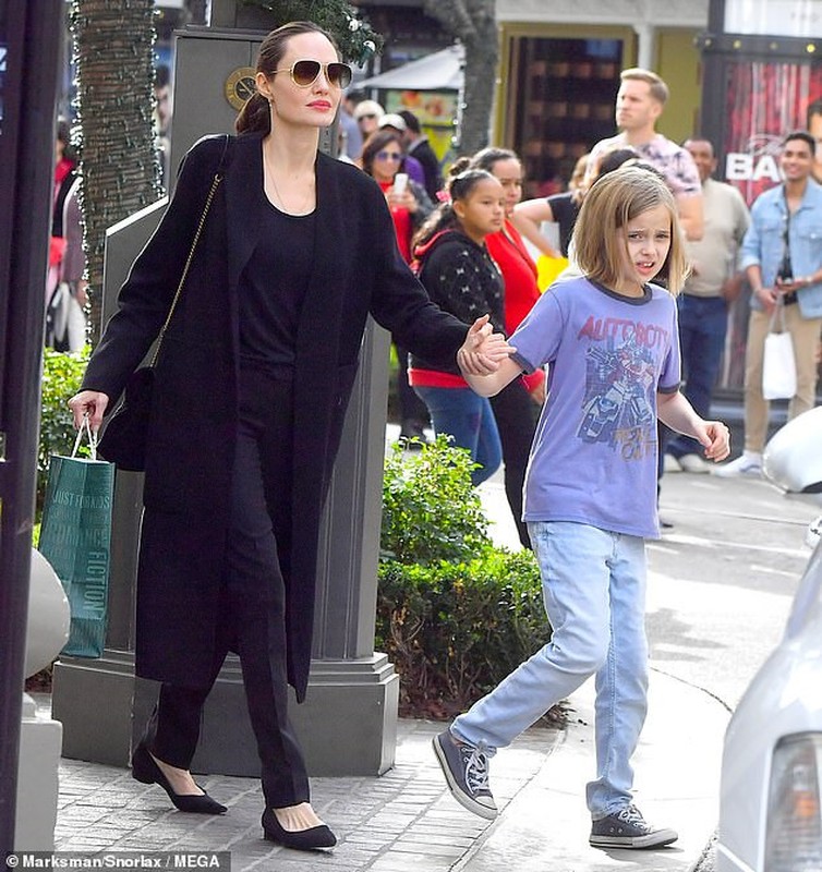 Angelina Jolie dan cac con di mua sam sau khi dat thoa thuan ly hon-Hinh-5