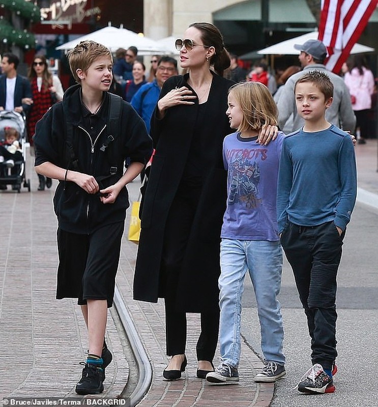 Angelina Jolie dan cac con di mua sam sau khi dat thoa thuan ly hon