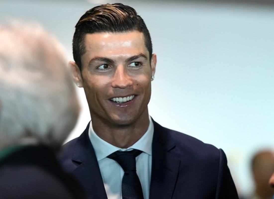 Cristiano Ronaldo chiu lo 19 ty dong khi ban biet thu o Anh
