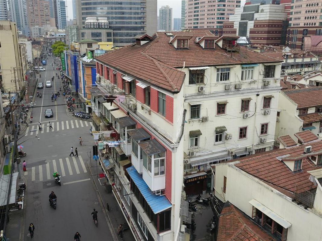 Canh kho tin trong toa nha mong nhu to giay, cho hep nhat 20cm