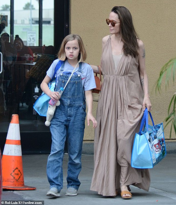 Angelina Jolie giam can ro ret, pho phac ra pho mua sam cung con gai-Hinh-3