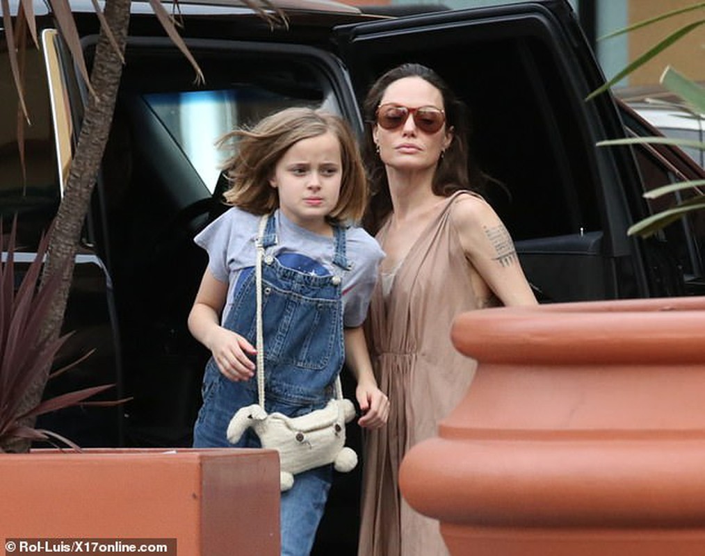 Angelina Jolie giam can ro ret, pho phac ra pho mua sam cung con gai-Hinh-5