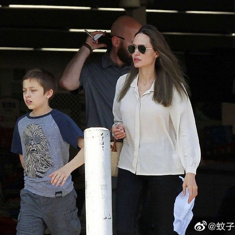 Angelina Jolie hanh dong soc khi di cung cac con-Hinh-4