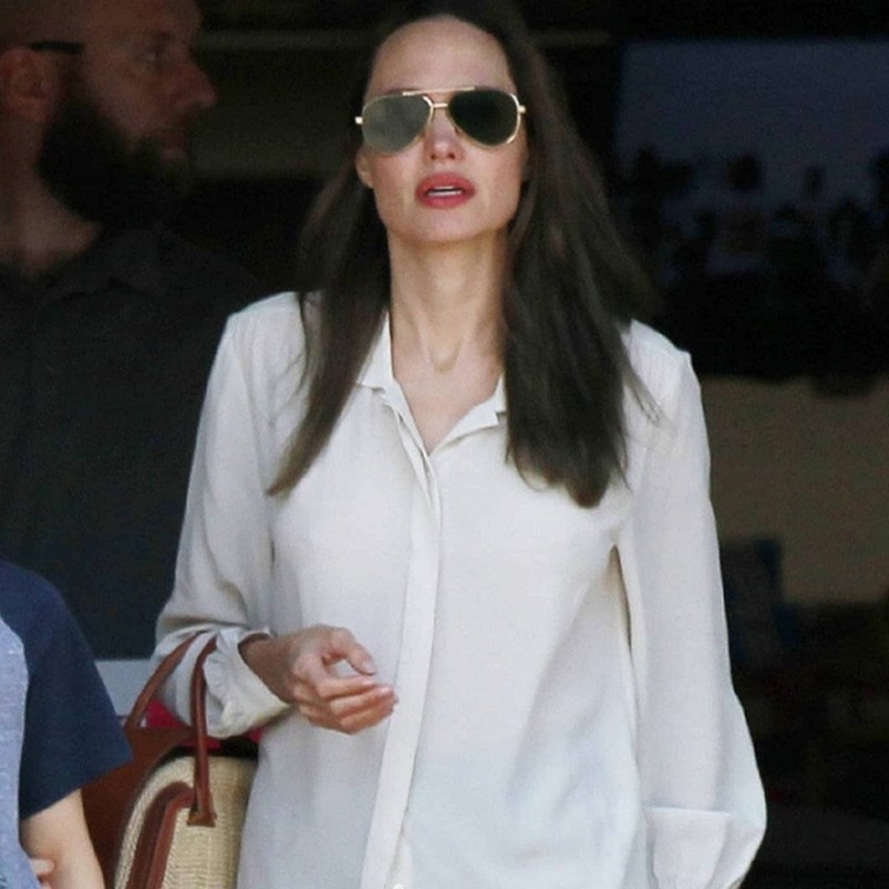 Angelina Jolie hanh dong soc khi di cung cac con-Hinh-5