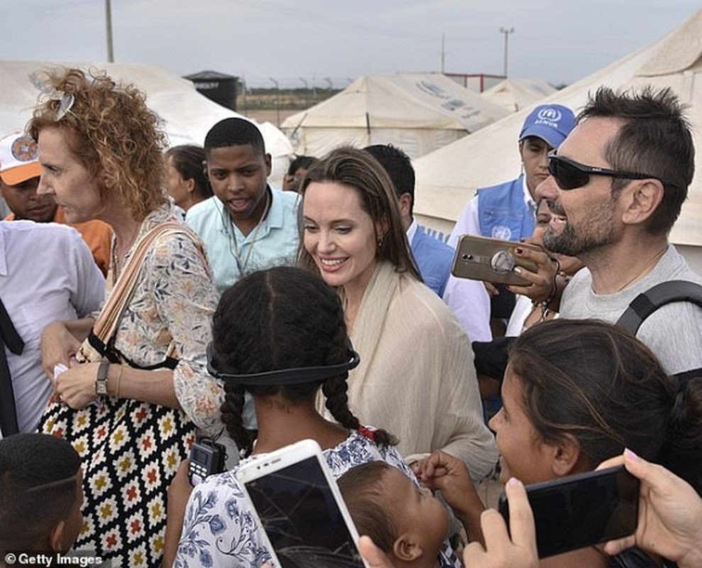 Angelina Jolie hanh dong soc khi di cung cac con-Hinh-6